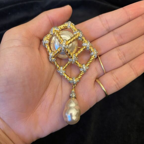 VALENTINO GENUINE BAROQUE PEARL RHINESTONE BROOCH Large